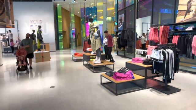 WORLD'S LARGEST NIKE STORE !!! | Dubai Mall 2023 смотреть онлайн