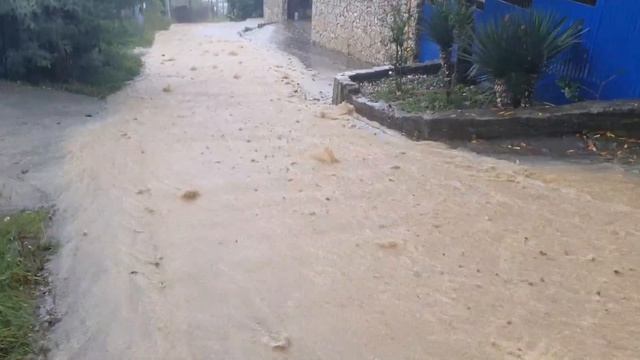 Ливневки не справляются, вода идет по дороге, Адлер, ул.Сергиевская смотреть онлайн