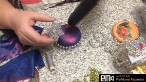 Из крышек от банок получается такая красота.Новогодние игрушки из ничего?