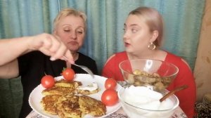 Мукбанг/Mukbang. Драники, шампиньоны с луком, сметана. Поругались и помирились. Ржака.