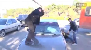 Активисты СтопХама  разбили автомобиль нарушителя бейсбольной битой!!!