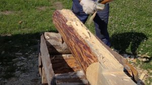 Вырубка продольного паза в бревне топором