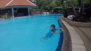 Купаемся в бассейне, прыгаем и ныряем, игры в воде