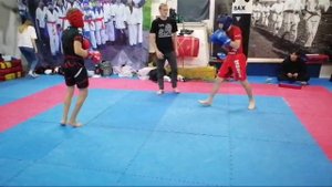 Спарринг по боксу, хорошо подвигались. АРБ(красный шлем)- Кикбоксинг(синий шлем)