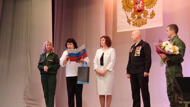 Владимиру Алексееву вручают медаль "За заслуги перед отечеством" II степени / www.proseverouralsk.r