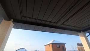 Подшив потолка на террасе,металл.кассеты с раскладкой под светодиодую подсветку#кровля #металл