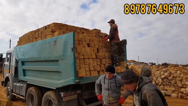 Как Пилят и грузят камень ракушечник (ракушняк).!Выгрузка ракушечника в небольшой обрыв.