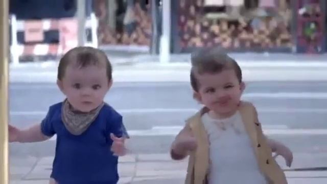 Малыши танцуют на улице Крутой рекламный ролик! смотреть онлайн