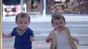 Малыши танцуют на улице   Крутой рекламный ролик!