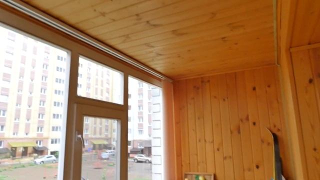 Трехкомнатная улучшенка на первом высоком этаже в кирпичном доме в Казани по улице Толбухина 11.
