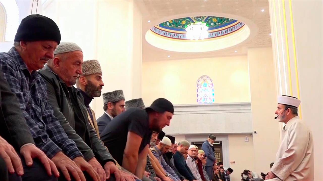 В Соборной мечети Крыма провели первый намаз