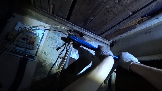 Электрика в гараже. Сборка распределительного щита. Монтаж светильников и розеток. Ввод кабеля.