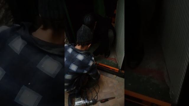 Матаж двери в выходной . смотреть онлайн