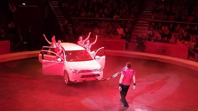 СИЛАЧ ТАЩИТ ЗУБАМИ МАШИНУ С ДЕВУШКАМИ!!!!!!!!