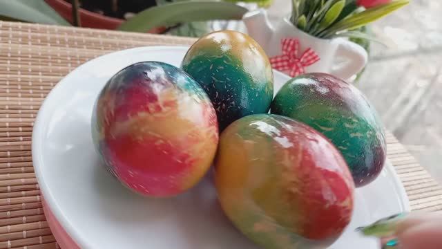 Оригинальные пасхальные яйца простым способом. Как покрасить яйца на Пасху с помощью салфеток. Пасха