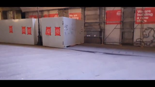 Ночь в Милане. Новости в Италии. По центру на велосипеде. Площадь Дуомо, бутики, магазин Ferrari.