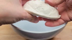 Wie man Burrata Käse zu Hause macht. Köstliches 2 Zutaten Mozzarella Burrata Rezept