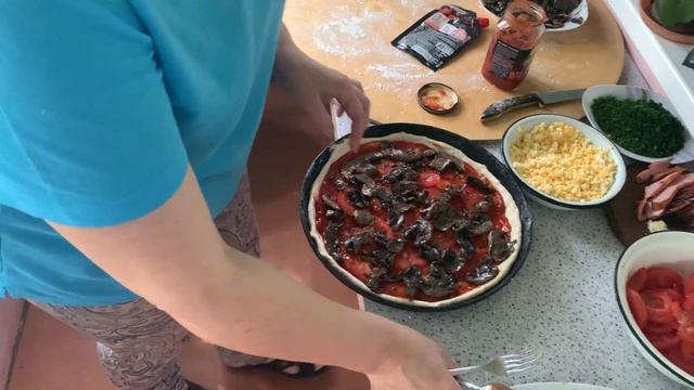 ВЛОГ: ГОТОВИМ ВКУСНЕЙШУЮ, БЮДЖЕТНУЮ ПИЦЦУ смотреть онлайн