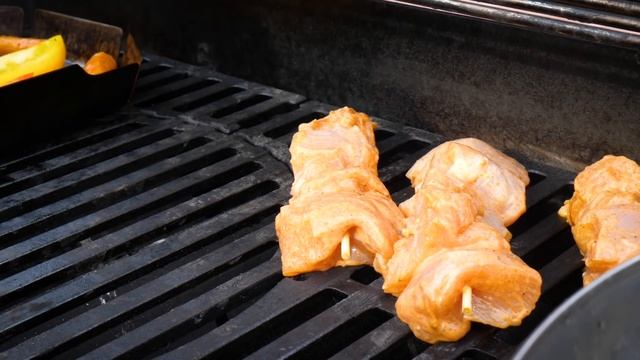 ШАШЛЫК из курицы с овощами на газовом грилей