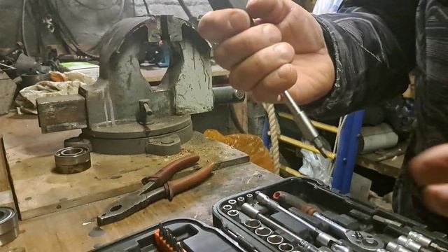 Деревообрабатывающий станок, ремонт продолжается.