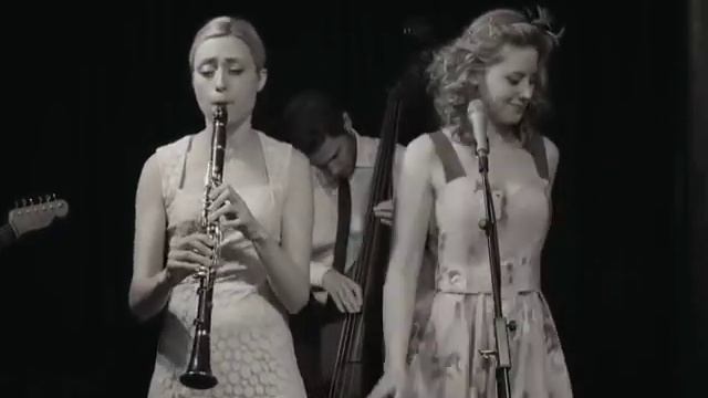 Tu Vuo' Fa' L'Americano - Hetty & The Jazzato Band.mp4