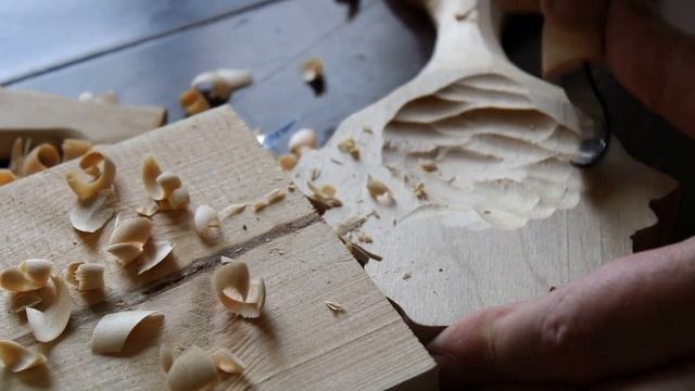 Резная ложка из дерева.