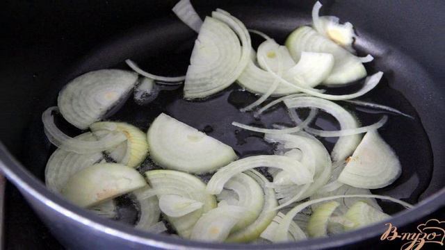 Молодая капуста, тушенная в сметане с укропом