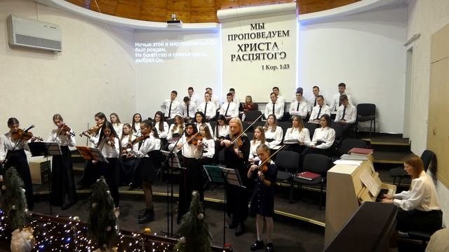 Спит младенец на соломе