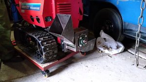 Испытание дробилки на базе снегоуборщика. Максимальная толщина ветки 35мм.