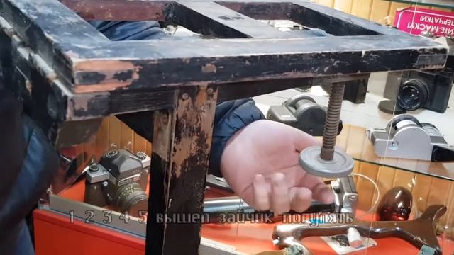 Старинная тренога для фотокамеры смотреть онлайн