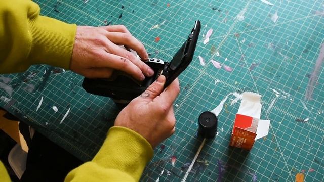 How to Load the Canon Rebel 2000 with 35mm film смотреть онлайн