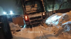 Мусоровозы буксуют и проваливаются в снег на дорогах