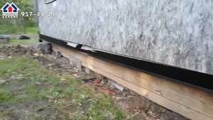 Подъем брусового дома на сваи с зашивкой цоколя. Подняли дом за пару дней в Коммунаре!