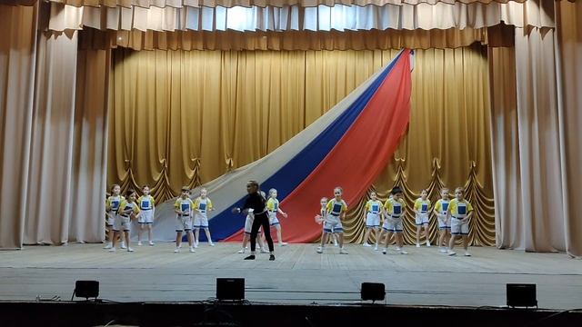 Танец "Робот Бронислав" - Младшая группа смотреть онлайн