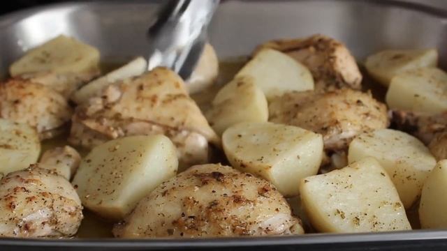 Курица с лимоном и картофелем с отличным соусом.