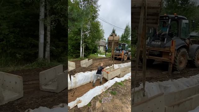 #стройка #канава #участок Установка Ж/Б лотков в канаву. смотреть онлайн