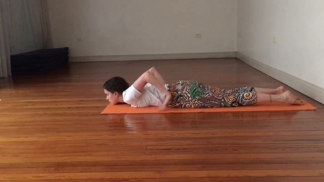 POSTURA EL ARCO - DHANURASANA de Prof. David Lifar смотреть онлайн