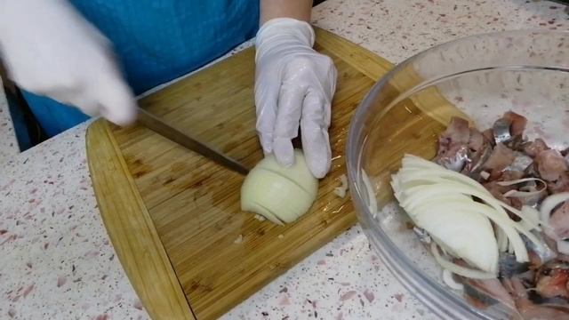 СЕЛЕДОЧКА МАРИНОВАНАЯ С ЛУКОМ | РАЗДЕЛЫВАЮ СЕЛЕДКУ И ДЕЛЯЮ ПЯТИМИНУТКУ смотреть онлайн