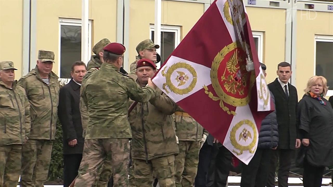 Уникальной бригаде Росгвардии, которая обеспечивае...опасность Крымского моста, вручили боевое знамя