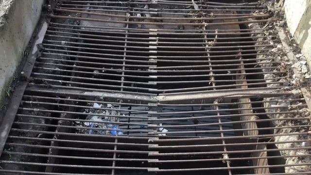 В Мариуполе из ливневки на Кирова еженедельно вывозят 8 тонн мусора смотреть онлайн