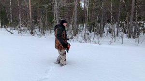 Ищем щучьи места зимой на большом озере. Щука на жерлицы зимой. Ночевка в лесной избе.