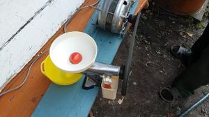 Усовершенствованная ручная соковыжималка