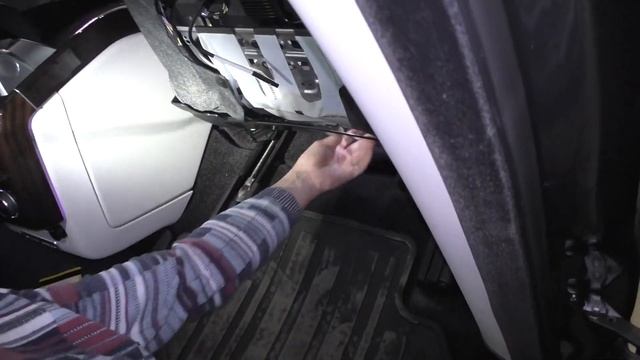 Установка навесных мониторов AVS1205MPP на подголовник Range Rover Vogue Land Rover смотреть онлайн