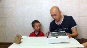 3 Yr Old Unboxes 2011 MacBook Air 1.8Ghz Core i7