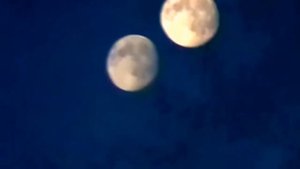 две луны в небе