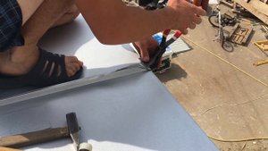 фальцевая кровля окончание соединение картины с карнизной планкой.