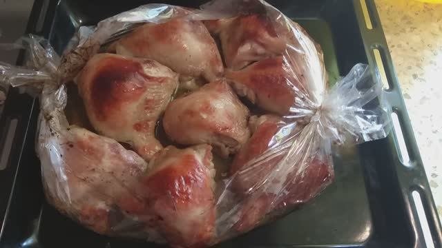 Запекаем курицу в рукаве.