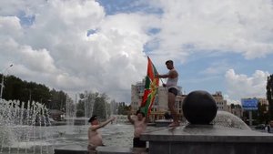 Липецкие пограничники праздник отметили купанием в фонтанах