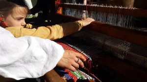 Учимся ткать коврик на ткацком ручном станке...