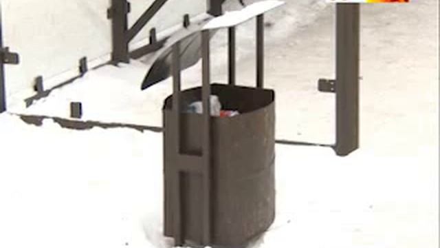 Расклейщика объявлений заставили полностью отмывать остановку смотреть онлайн